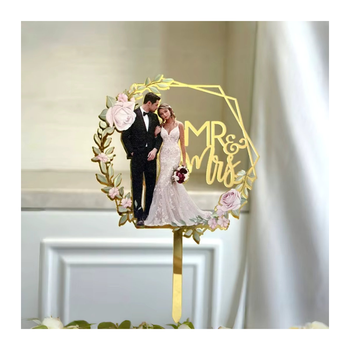 Goldener Mr&Mrs Love Hochzeitstorte Topper aus Acryl und Holz von MJCakedecor für deine Hochzeits- oder Verlobungsfeier - Bild 3
