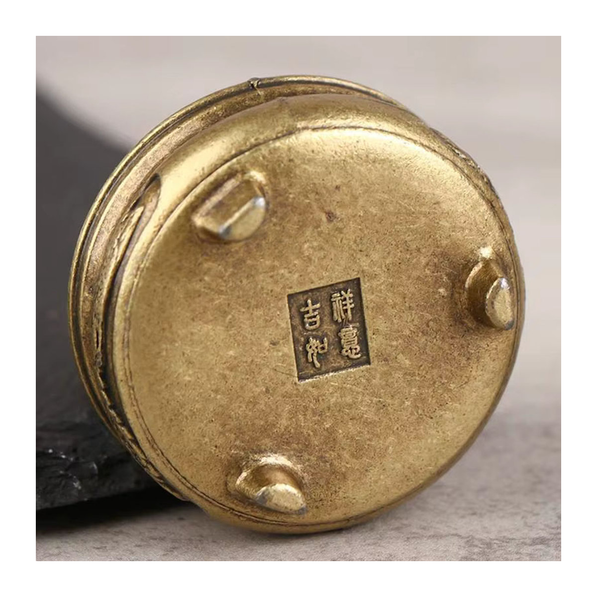 Goldener Weihrauchbrenner aus Metall mit abnehmbarem Deckel im orientalischen Design als dekoratives Ornament für Yoga und Wohnräume - Bild 3