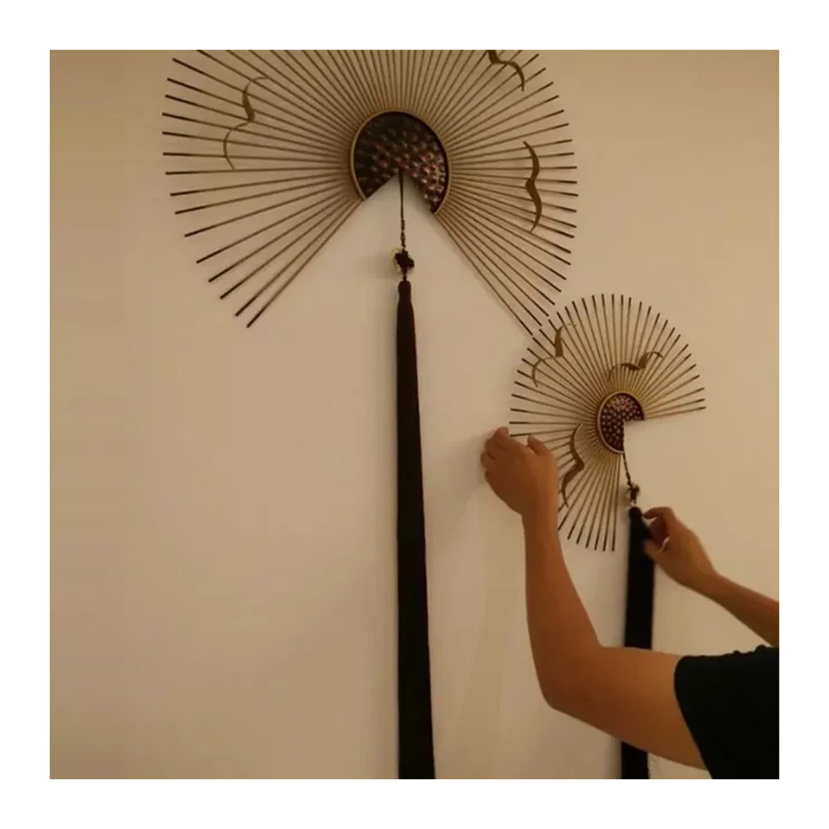 Goldenes Wandbild aus Schmiedeeisen im chinesischen Stil als fächerförmiges Wandornament für dein Wohnzimmer oder Hotel - Bild 1