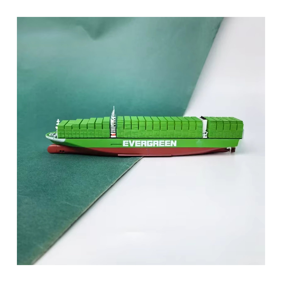Goni Mini Frachtschiff Modell in Grün, Maritimes Kunststoff-Schiffmodell als Deko-Ornament mit 20 cm Länge - Bild 2