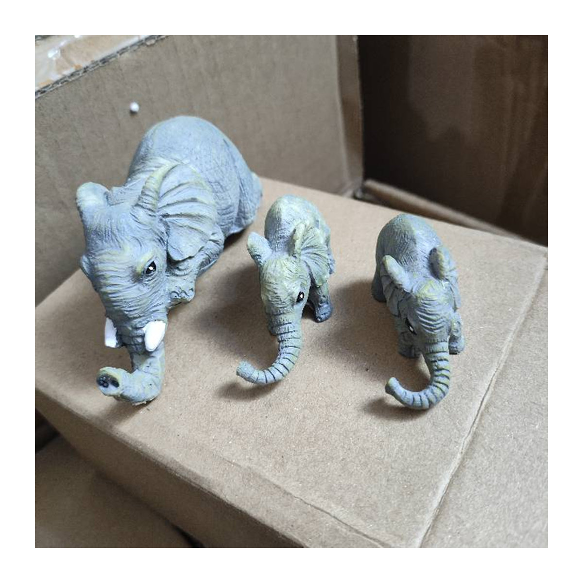 Graues Elefantenornament aus Kunstharz mit Babyelefanten als Dekoration für dein Zuhause oder deinen Garten - Bild 1