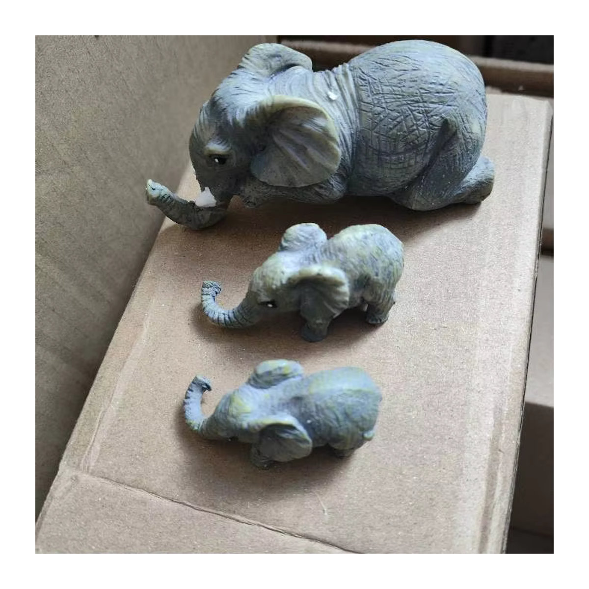 Graues Elefantenornament aus Kunstharz mit Babyelefanten als Dekoration für dein Zuhause oder deinen Garten - Bild 2