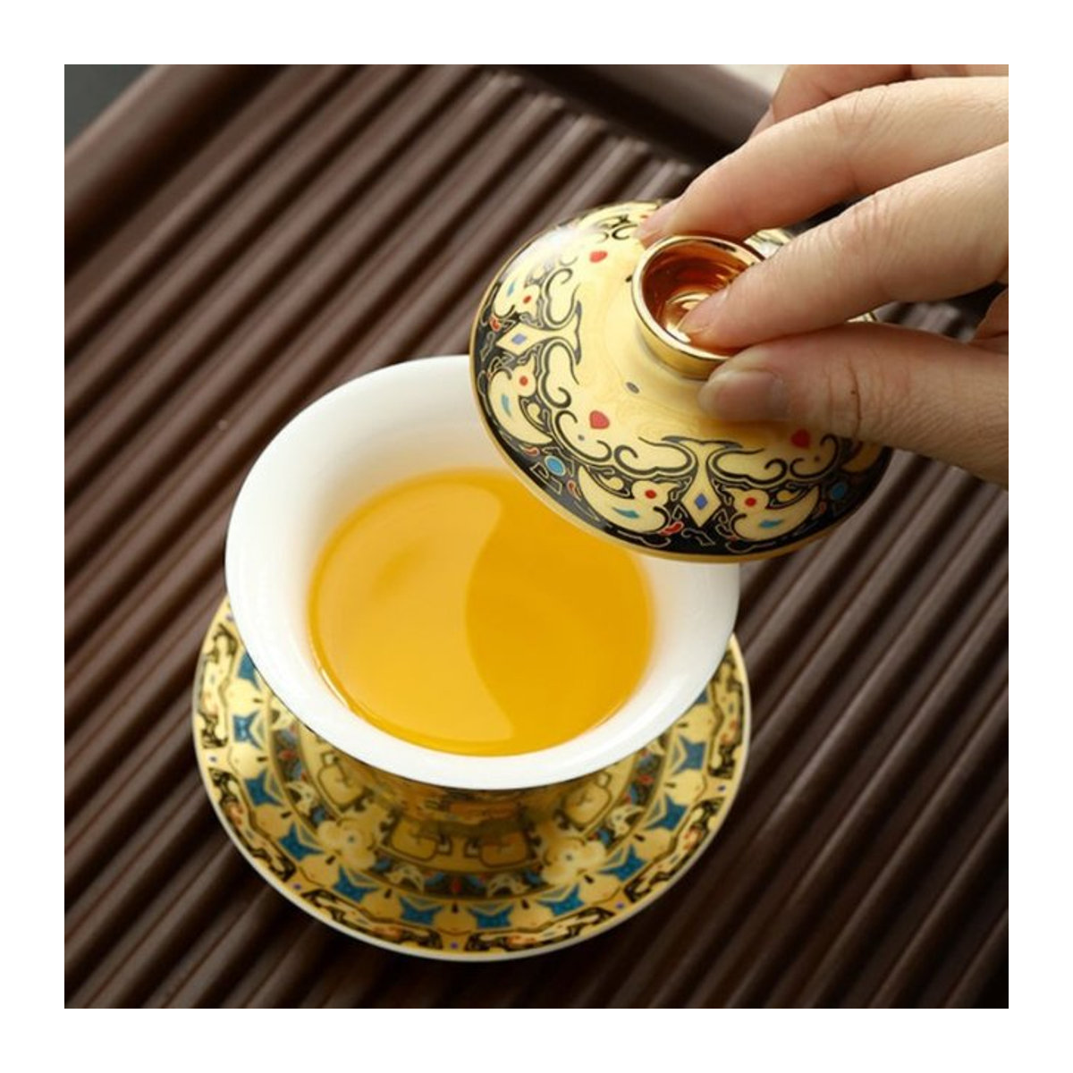 Große Keramik-Schüssel im chinesischen Sancai-Stil mit floralem Muster, vergoldet in Gold, Silber und Weiß, rund und orientalisch gestaltet - Bild 1