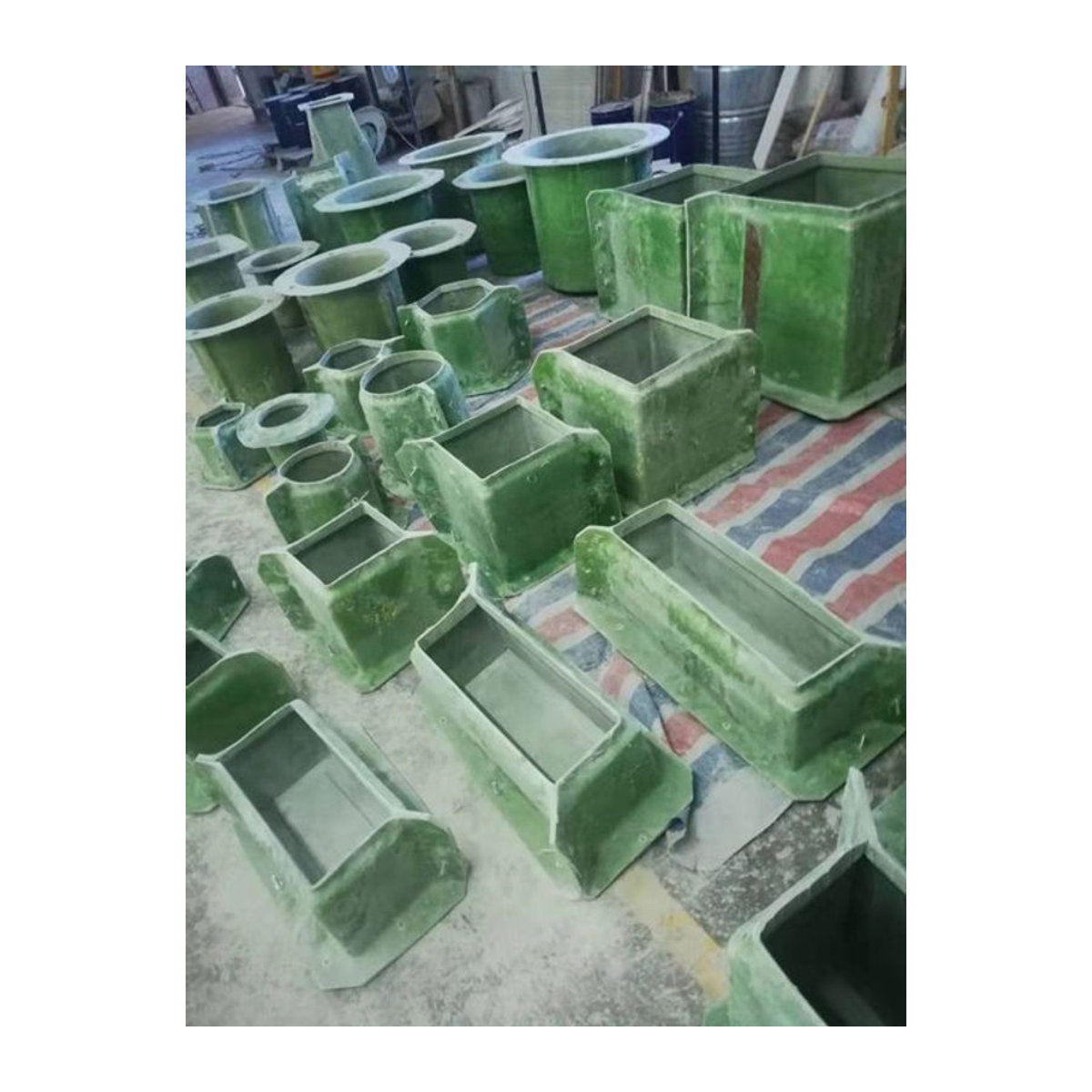 Großer Blumentopf aus Beton und Fiberglas in Grün für Garten und Außenbereich - Bild 1