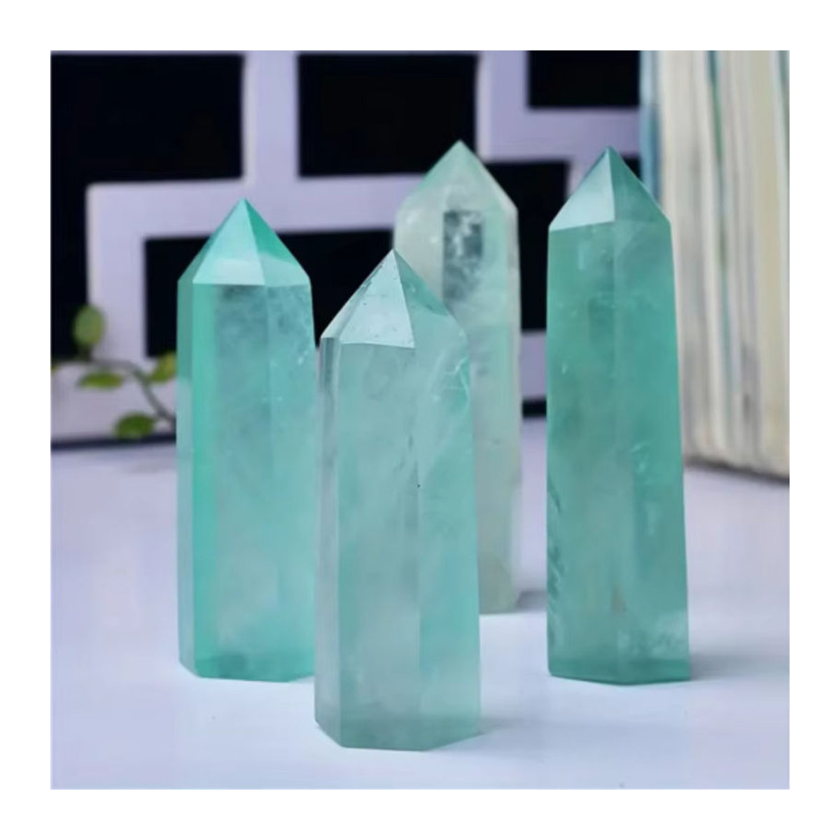 Grüner Fluorit Kristall in sechseckiger Säulenform von STONE BROTHERS als geometrisches Mineral-Ornament zur Dekoration - Bild 2
