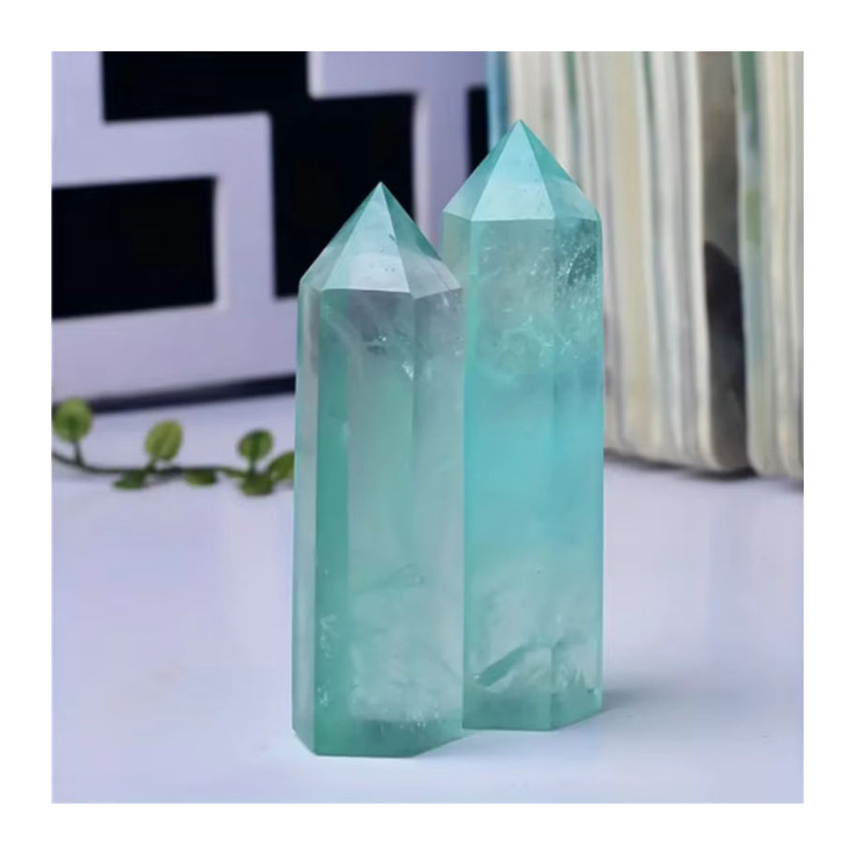 Grüner Fluorit Kristall in sechseckiger Säulenform von STONE BROTHERS als geometrisches Mineral-Ornament zur Dekoration - Bild 3