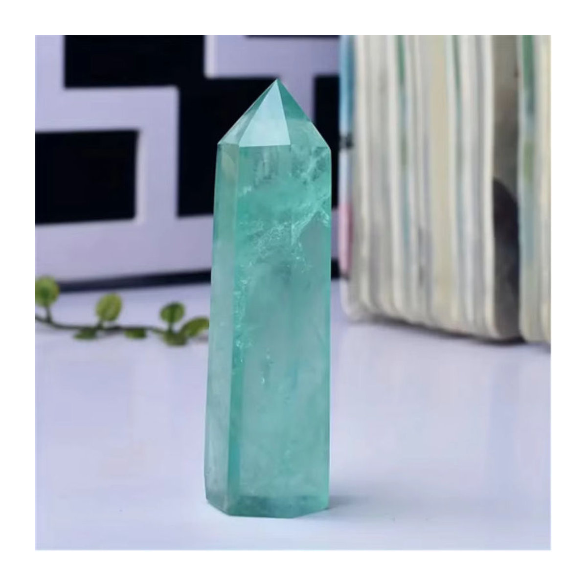 Grüner Fluorit Kristall in sechseckiger Säulenform von STONE BROTHERS als geometrisches Mineral-Ornament zur Dekoration - Bild 4