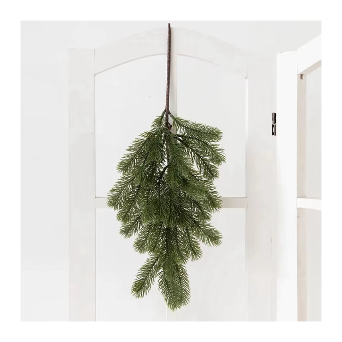 Grüner künstlicher Kranz aus Kunststoff mit Kiefernnadeln für Weihnachtsdekoration und Hochzeiten zum Aufhängen - Bild 2