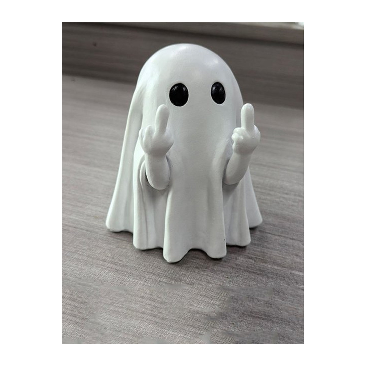 Gruselige Geisterstatue mit Mittelfinger für deine Halloween-Dekoration aus Kunstharz in Schwarz und Weiß - Bild 1