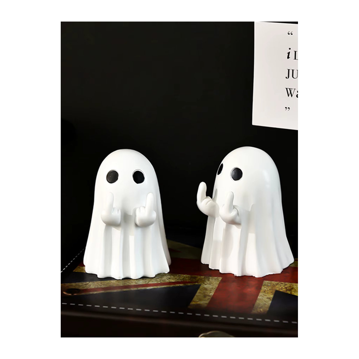 Gruselige Geisterstatue mit Mittelfinger für deine Halloween-Dekoration aus Kunstharz in Schwarz und Weiß - Bild 3