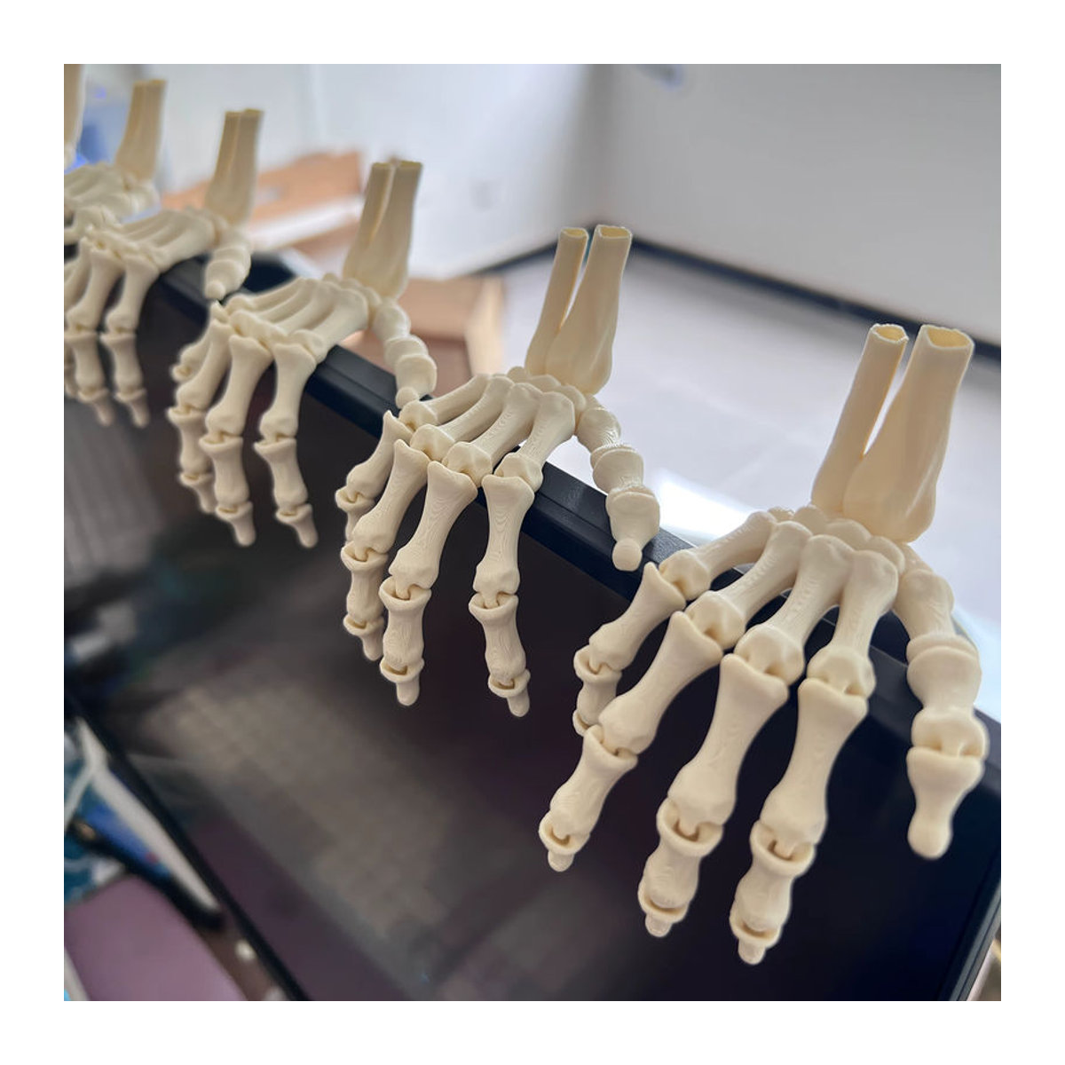 Gruselige Totenkopf-Handskelette als Halloween-Requisiten in Weiß aus Kunststoff für deine DIY-Dekoration - Bild 2