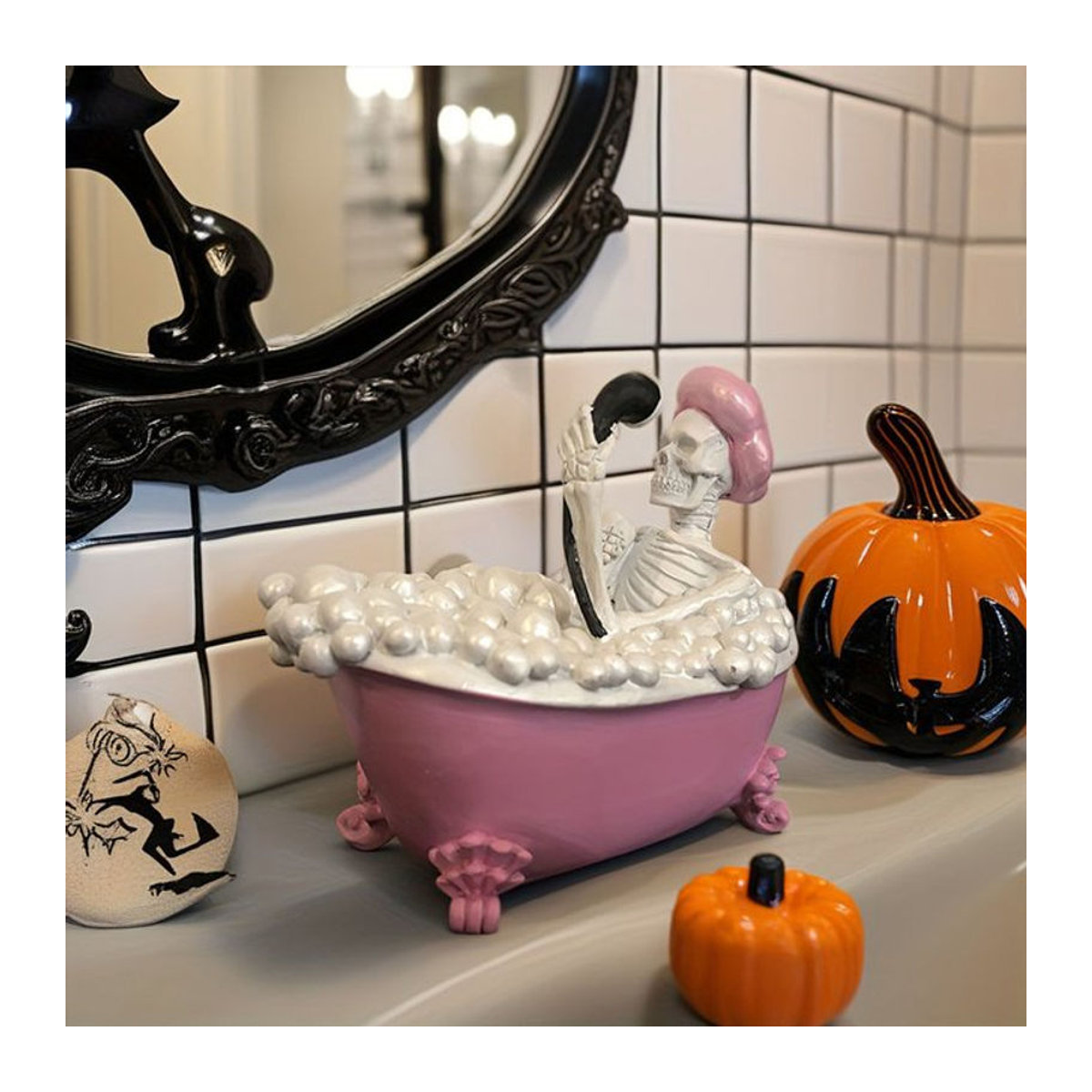 Gruseliges Skelett in rosa und weißer Badewanne als Halloween Dekoration aus Kunstharz - Bild 1