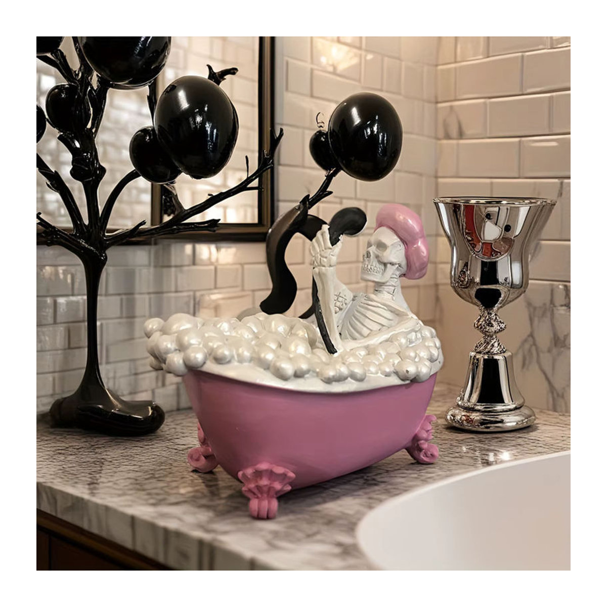 Gruseliges Skelett in rosa und weißer Badewanne als Halloween Dekoration aus Kunstharz - Bild 2