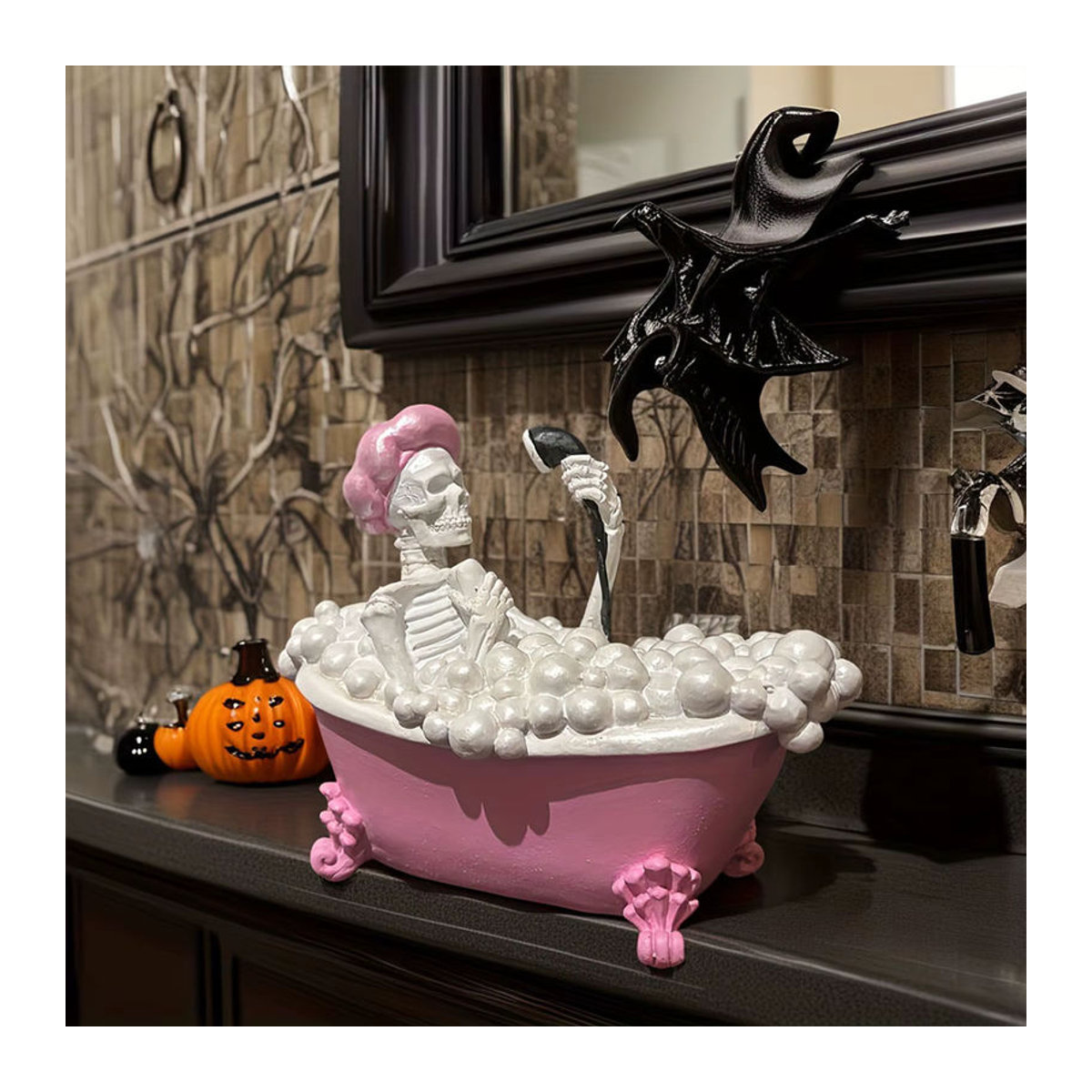 Gruseliges Skelett in rosa und weißer Badewanne als Halloween Dekoration aus Kunstharz - Bild 3