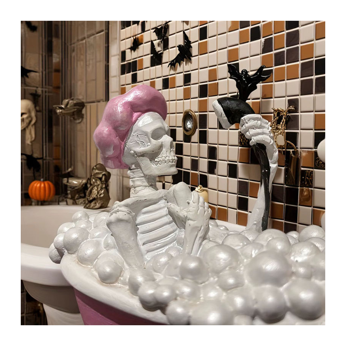 Gruseliges Skelett in rosa und weißer Badewanne als Halloween Dekoration aus Kunstharz - Bild 5
