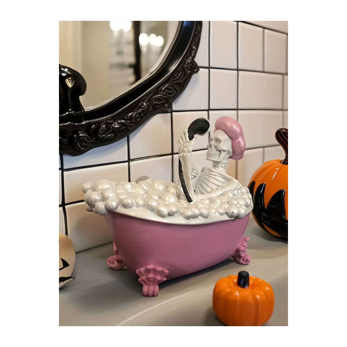 Gruseliges Skelett in rosa und weißer Badewanne als Halloween Dekoration aus Kunstharz - Bild 7