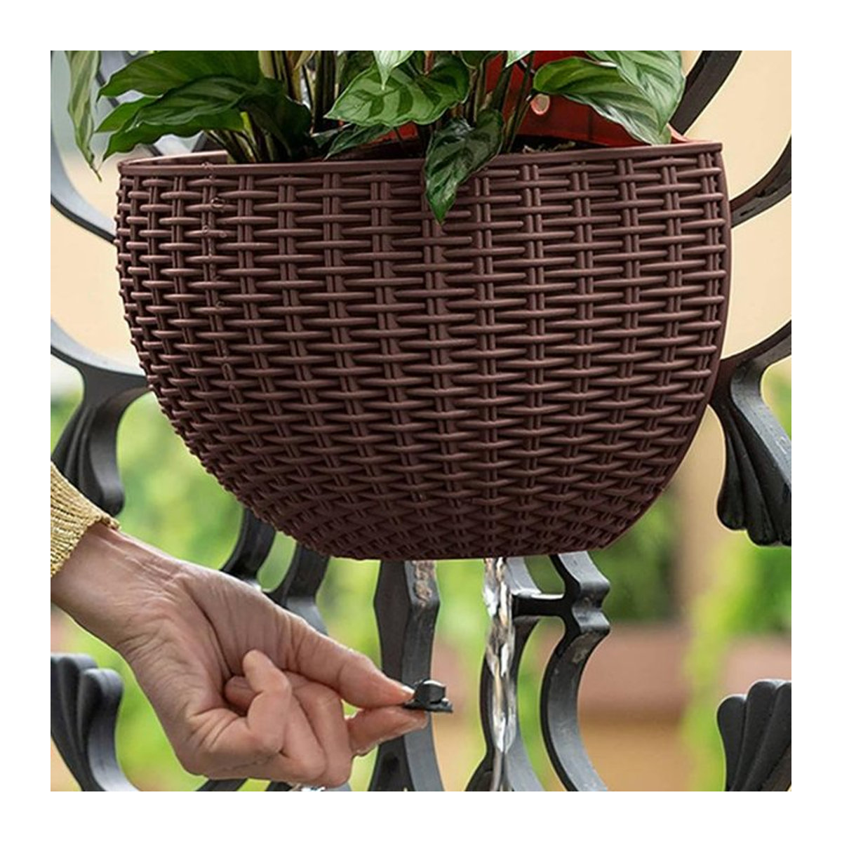 Halbrunder Blumentopf zur Wandmontage in Braun aus Kunststoff mit geometrischem Design - Bild 1
