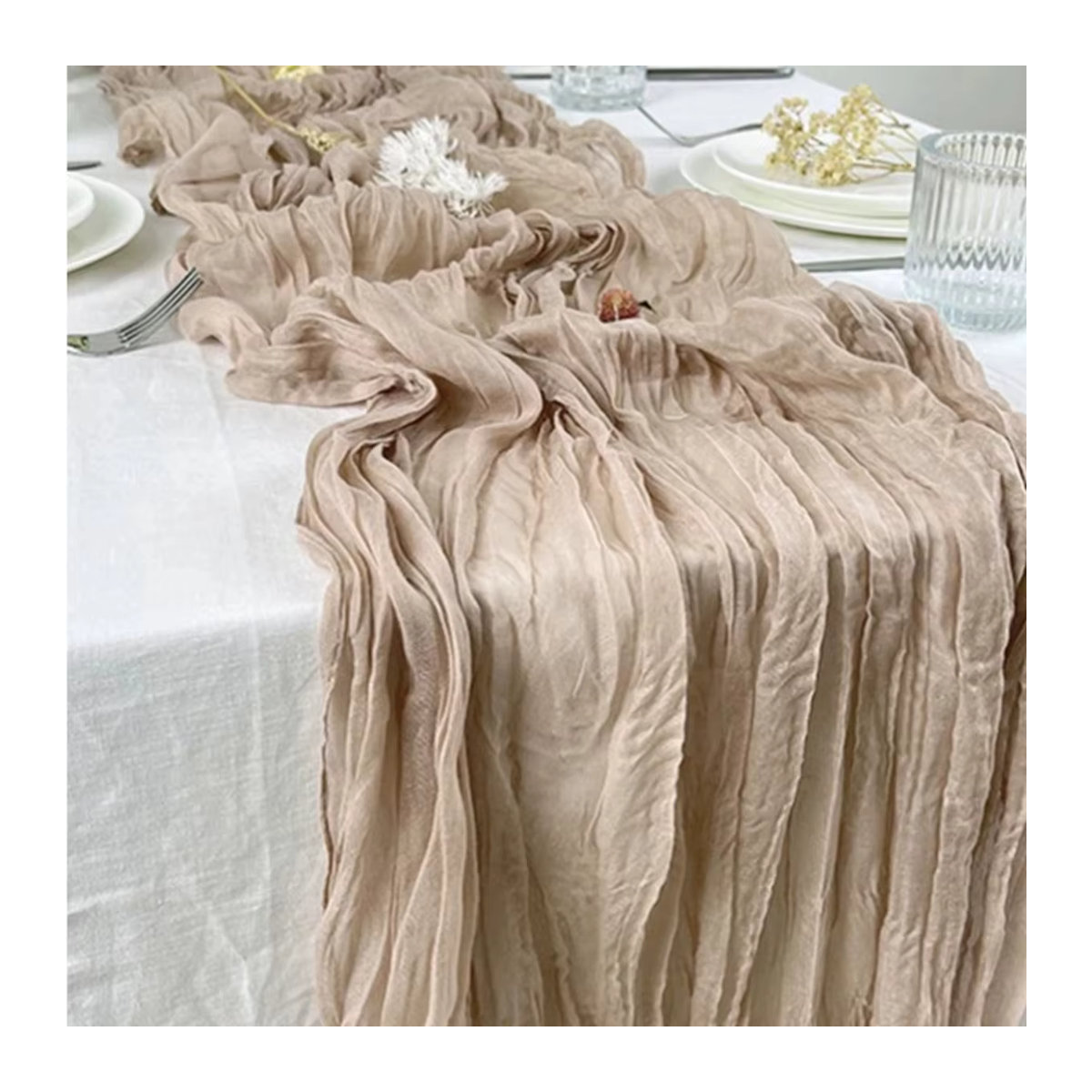 Halbtransparenter Tischläufer aus Gaze in Salbei, Beige und Silber für deine Tischdekoration bei Hochzeiten, Partys oder Festen - Bild 1