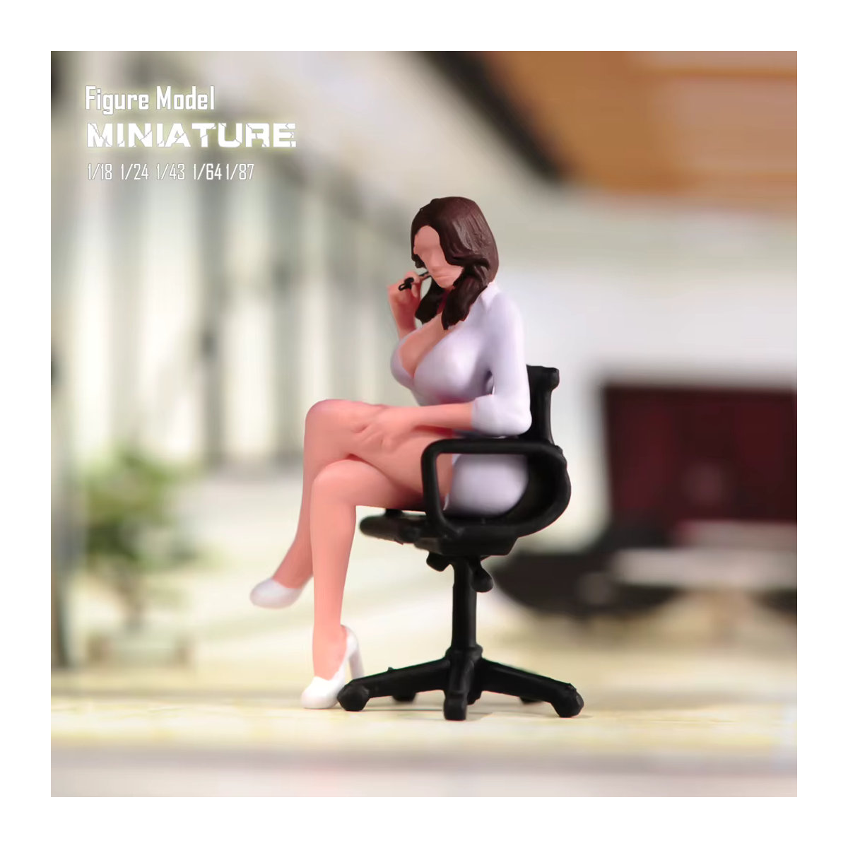 Handbemalte Miniaturfigur MAK Weibliche Romanerin auf Computerstuhl, mehrfarbig, aus Kunststoff - Bild 5