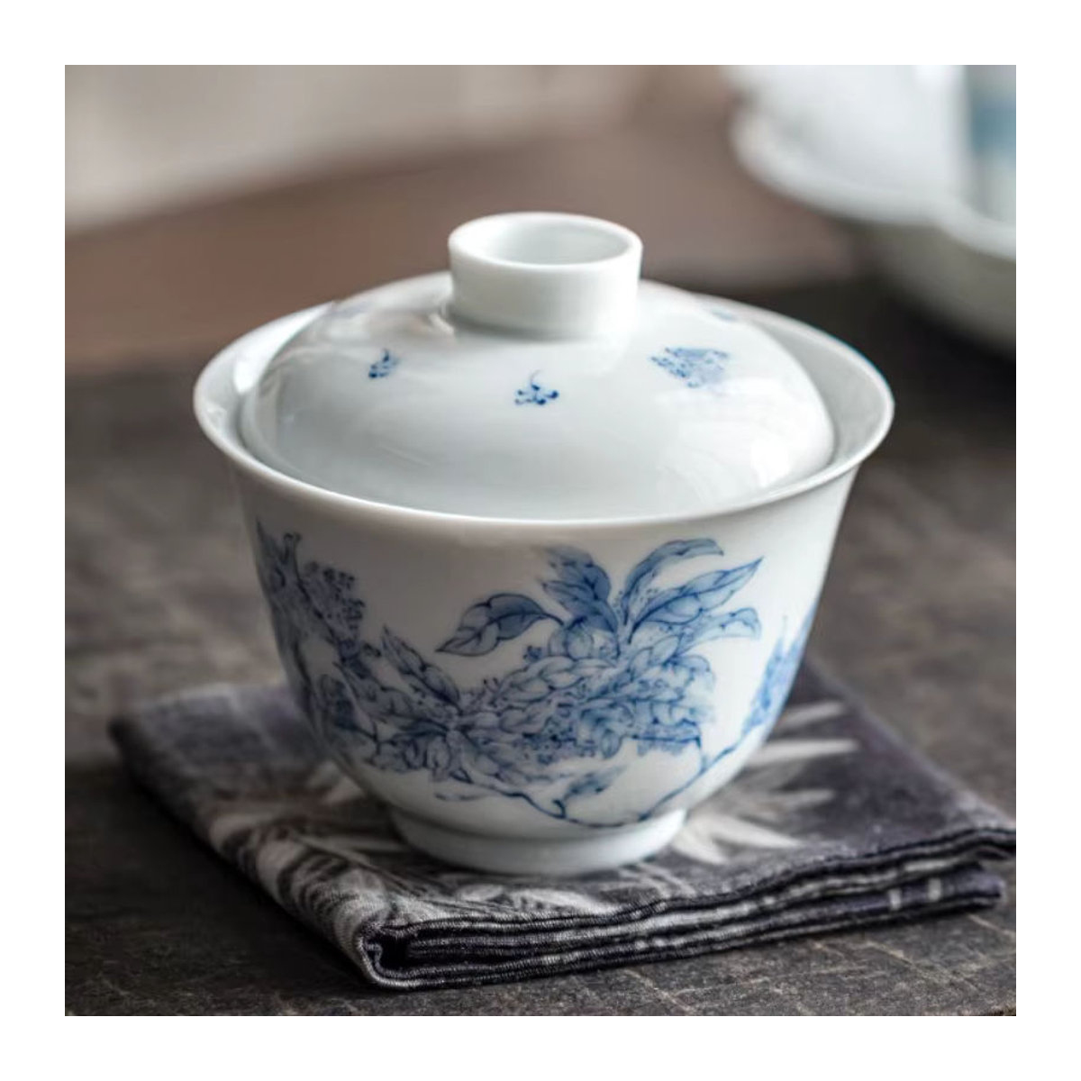 Handbemalte Porzellan Gaiwan mit Jasminblüten-Design in Blau und Weiß, runde Keramik-Teeschale für Gongfu-Tee mit Deckel - Bild 2