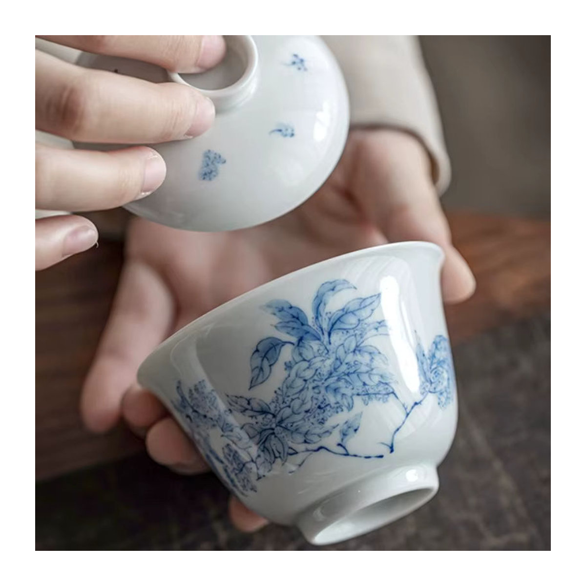 Handbemalte Porzellan Gaiwan mit Jasminblüten-Design in Blau und Weiß, runde Keramik-Teeschale für Gongfu-Tee mit Deckel - Bild 3