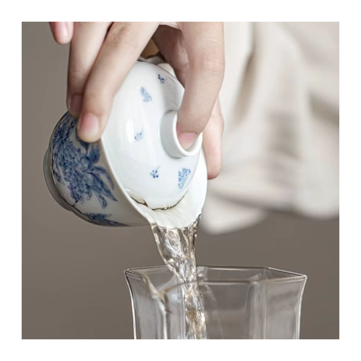 Handbemalte Porzellan Gaiwan mit Jasminblüten-Design in Blau und Weiß, runde Keramik-Teeschale für Gongfu-Tee mit Deckel - Bild 4