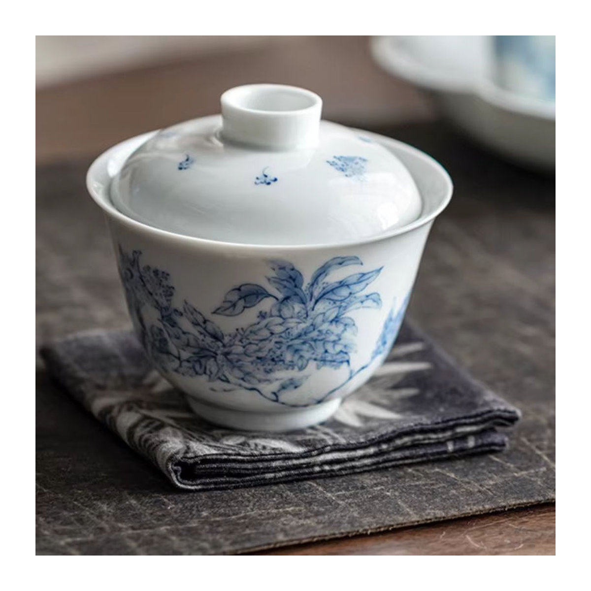 Handbemalte Porzellan Gaiwan mit Jasminblüten-Design in Blau und Weiß, runde Keramik-Teeschale für Gongfu-Tee mit Deckel - Bild 5