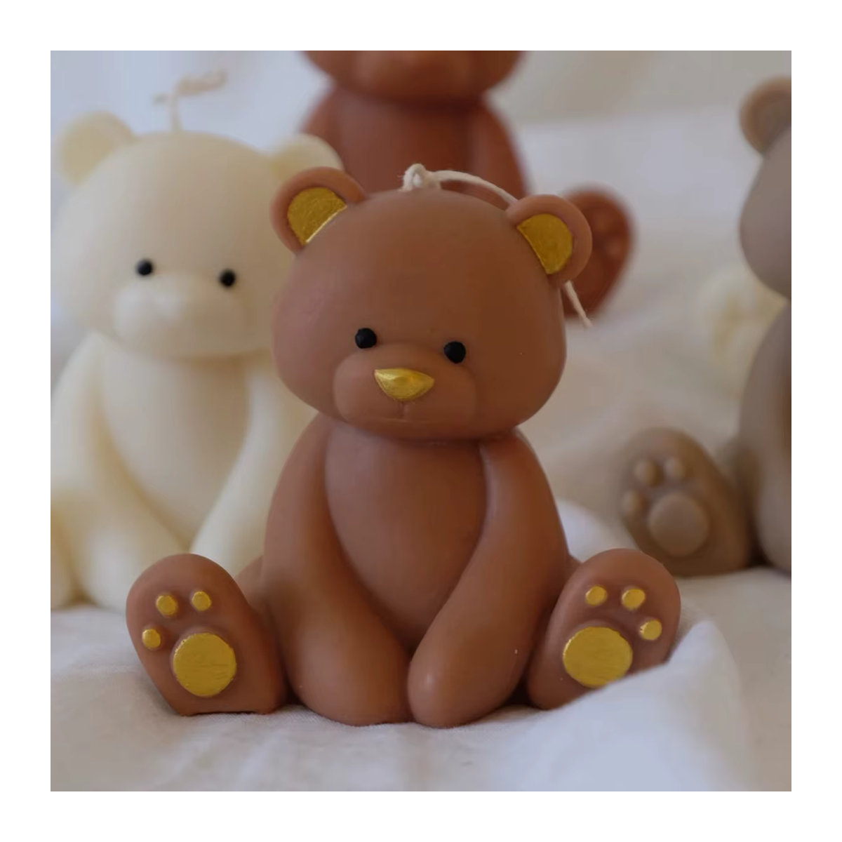 Handgefertigte 3D Figurenkerze Sitzender Braunbär aus Sojawachs in Braun und Weiß - Bild 2