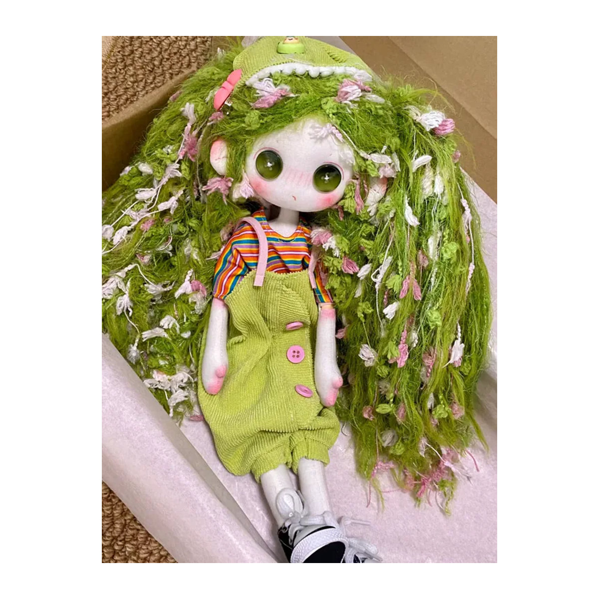 Handgefertigte Bandai Stoffpuppe mit grünem Haar, regenbogen-gestreiftem Oberteil und grüner Latzhose für Kinder - Bild 2