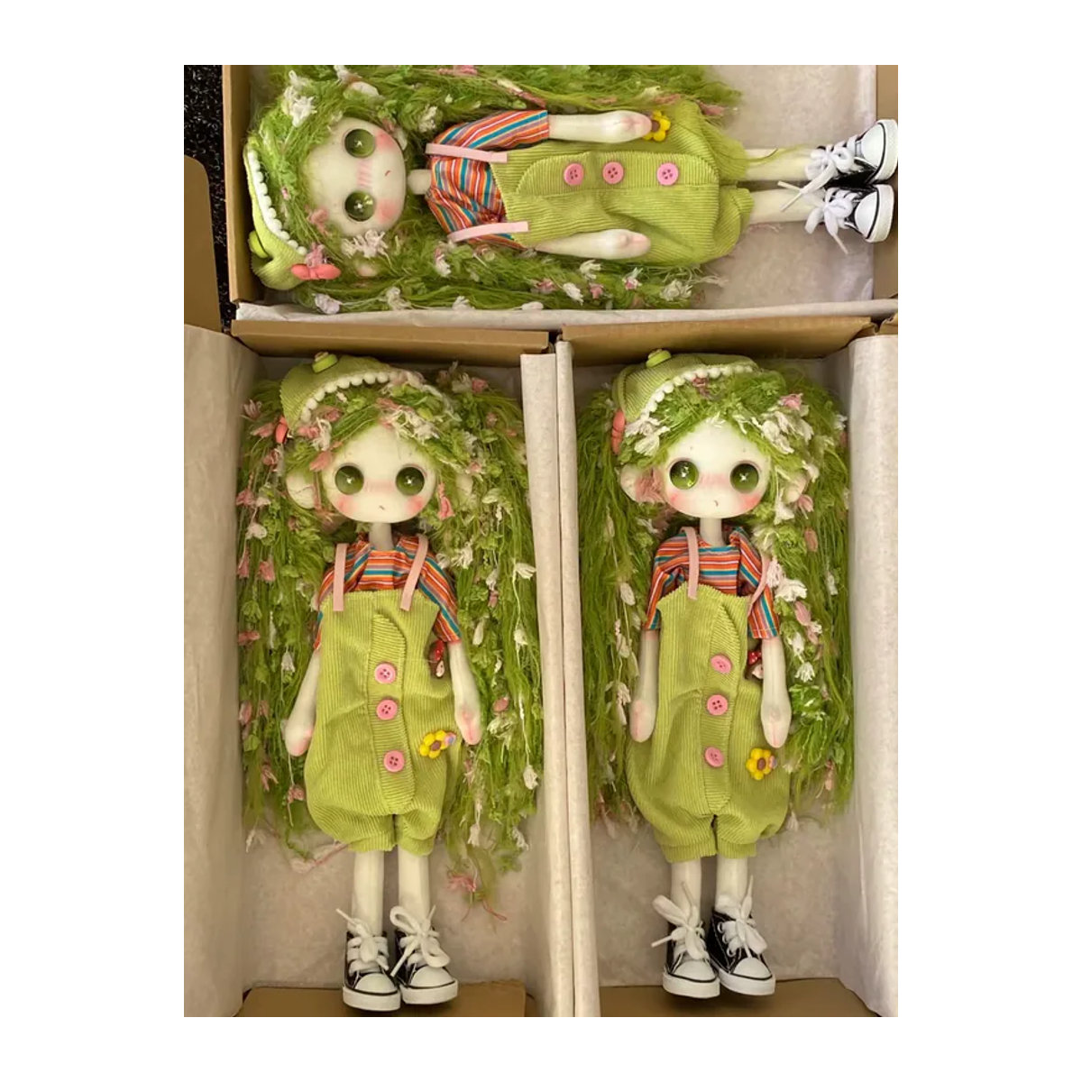 Handgefertigte Bandai Stoffpuppe mit grünem Haar, regenbogen-gestreiftem Oberteil und grüner Latzhose für Kinder - Bild 5