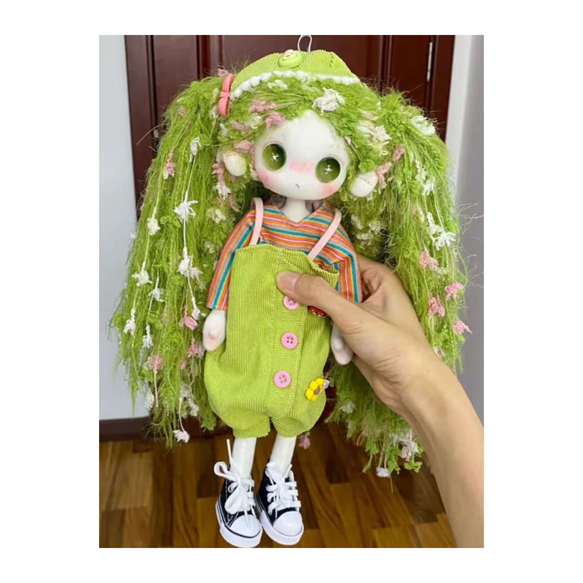Handgefertigte Bandai Stoffpuppe mit grünem Haar, regenbogen-gestreiftem Oberteil und grüner Latzhose für Kinder - Bild 6