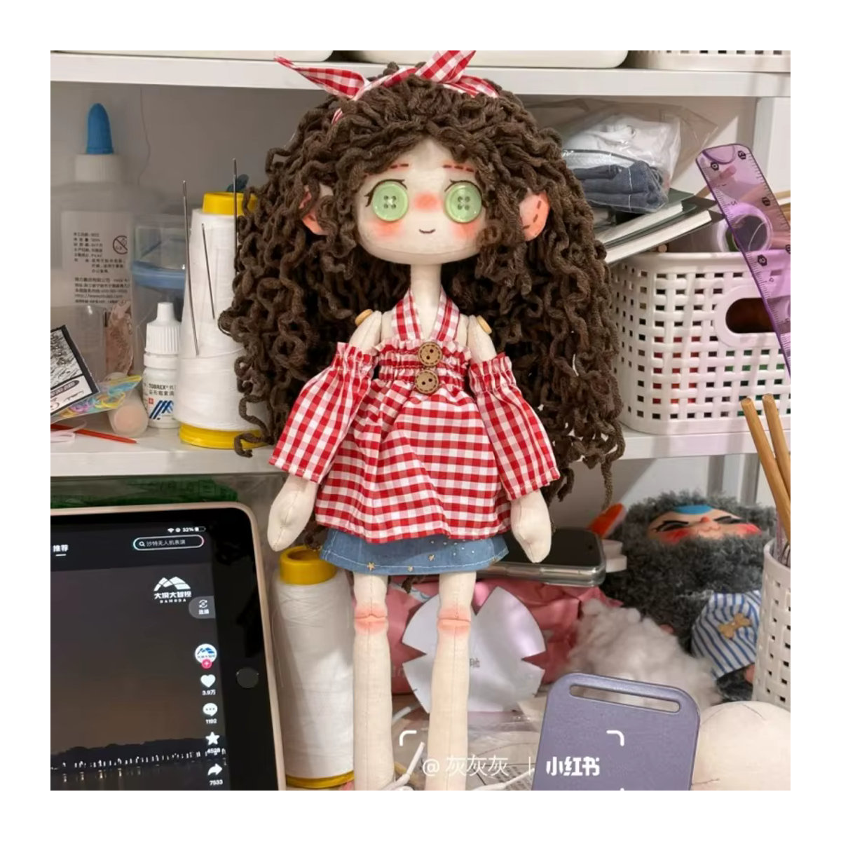 Handgefertigte Coraline Knopfpuppe aus Textil, mehrfarbig, Höhe: 30 cm - Bild 3