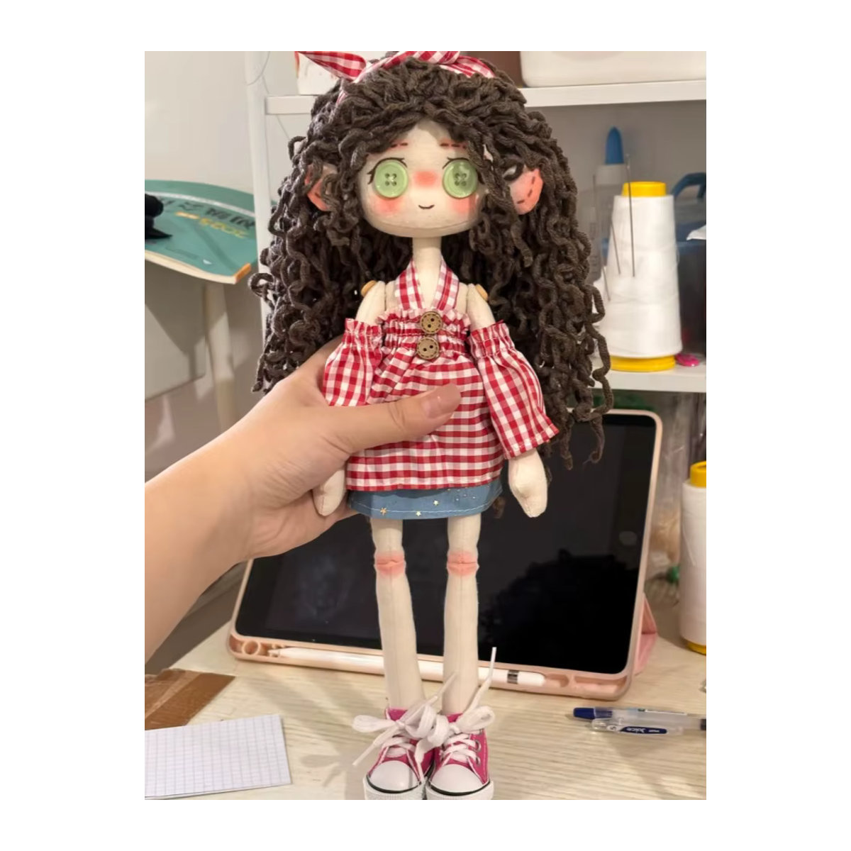 Handgefertigte Coraline Knopfpuppe aus Textil, mehrfarbig, Höhe: 30 cm - Bild 7
