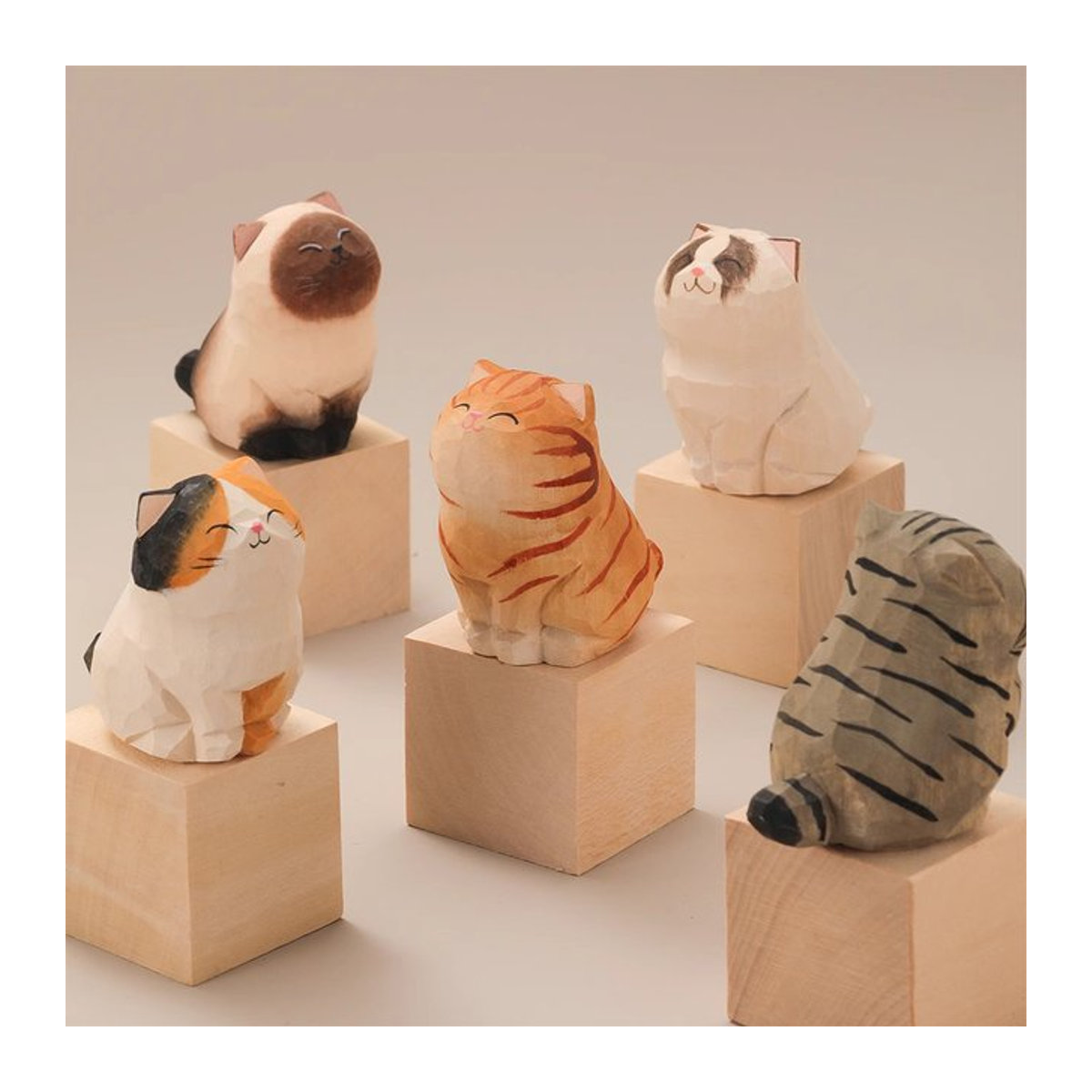 Handgefertigte Kätzchen-Statue aus Holz als dekorative Katzenfigur in mehrfarbig gestreiftem Design für deine Wohndekoration - Bild 1