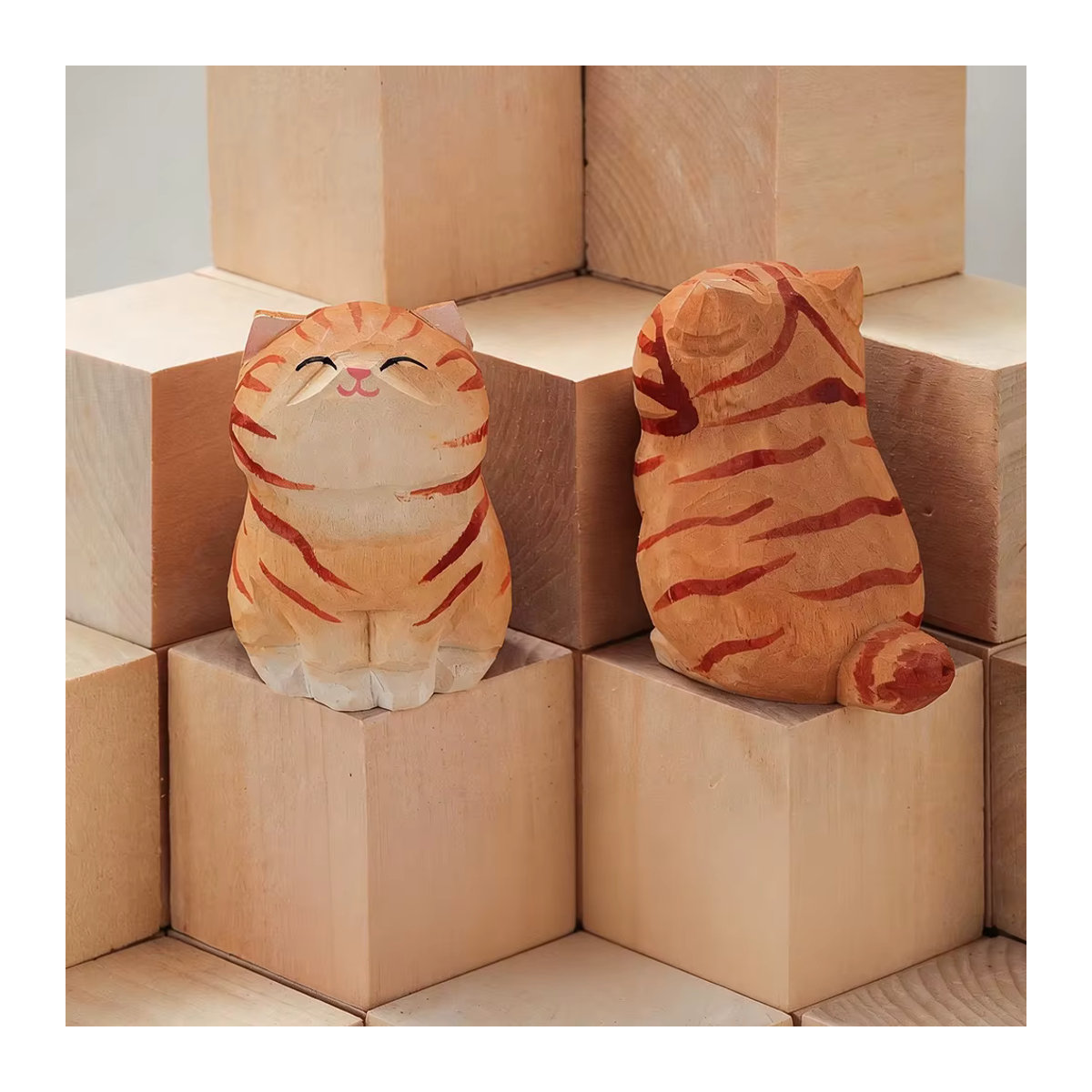 Handgefertigte Kätzchen-Statue aus Holz als dekorative Katzenfigur in mehrfarbig gestreiftem Design für deine Wohndekoration - Bild 4