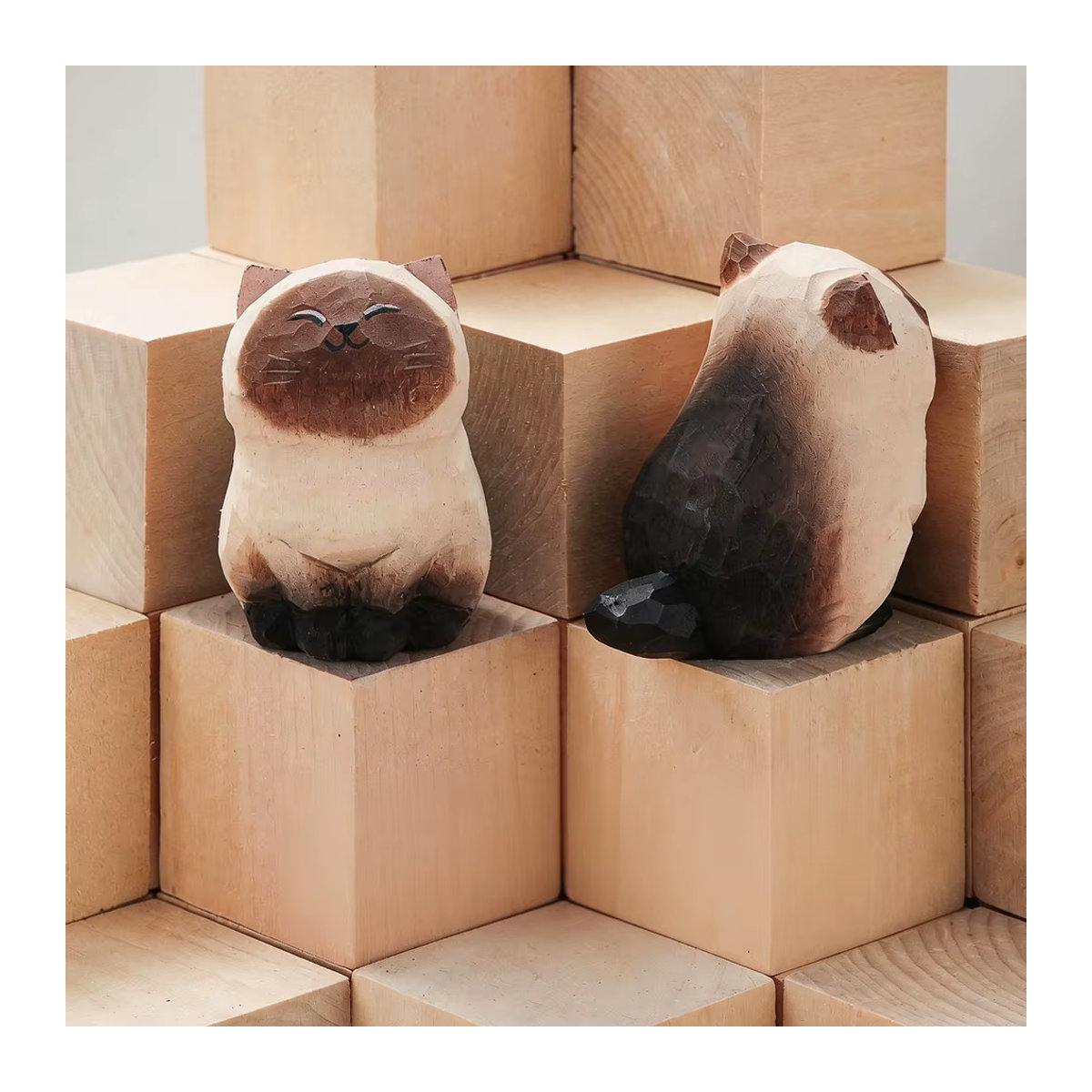 Handgefertigte Kätzchen-Statue aus Holz als dekorative Katzenfigur in mehrfarbig gestreiftem Design für deine Wohndekoration - Bild 5