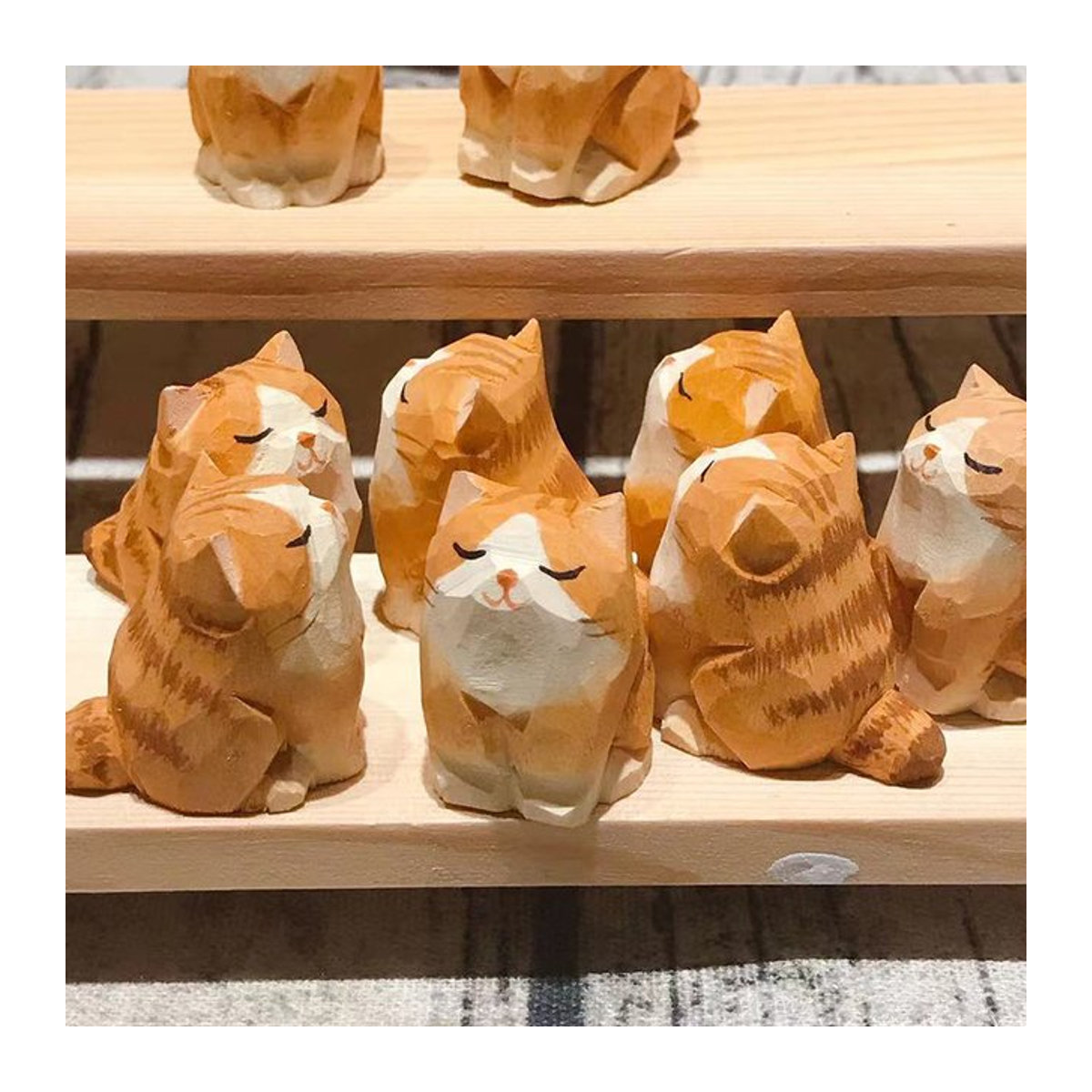Handgefertigte Katzenstatue aus Holz in Orange mit gestreiftem Muster als dekorative Miniatur-Katzenfigur für dein Zuhause oder das Büro - Bild 1