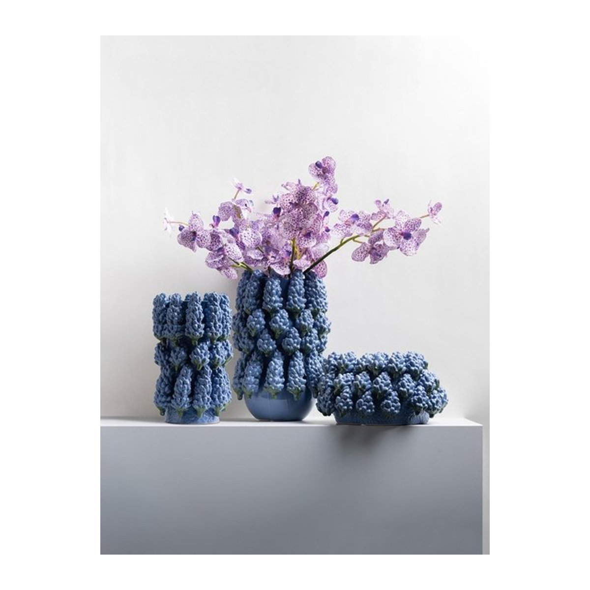 Handgefertigte Keramikvase in Traubenform, moderne blaue Dekovase für Schnittblumen, H x B x T: 31,5 x 20 x 31,5 cm - Bild 1