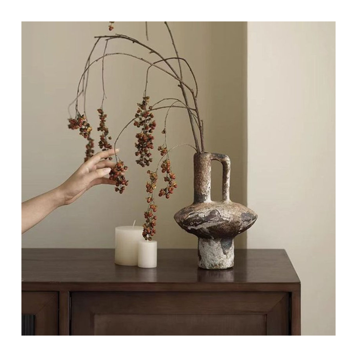 Handgefertigte Keramikvase von LISM in Braun im Wabi-Sabi-Stil für Blumenarrangements und Dekoration - Bild 1