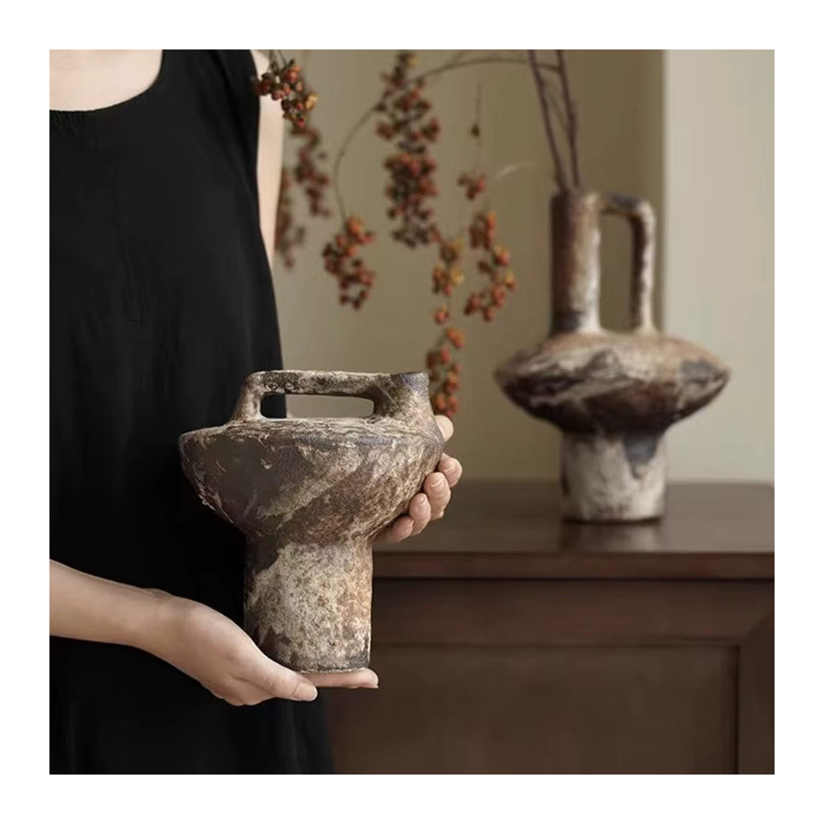 Handgefertigte Keramikvase von LISM in Braun im Wabi-Sabi-Stil für Blumenarrangements und Dekoration - Bild 2
