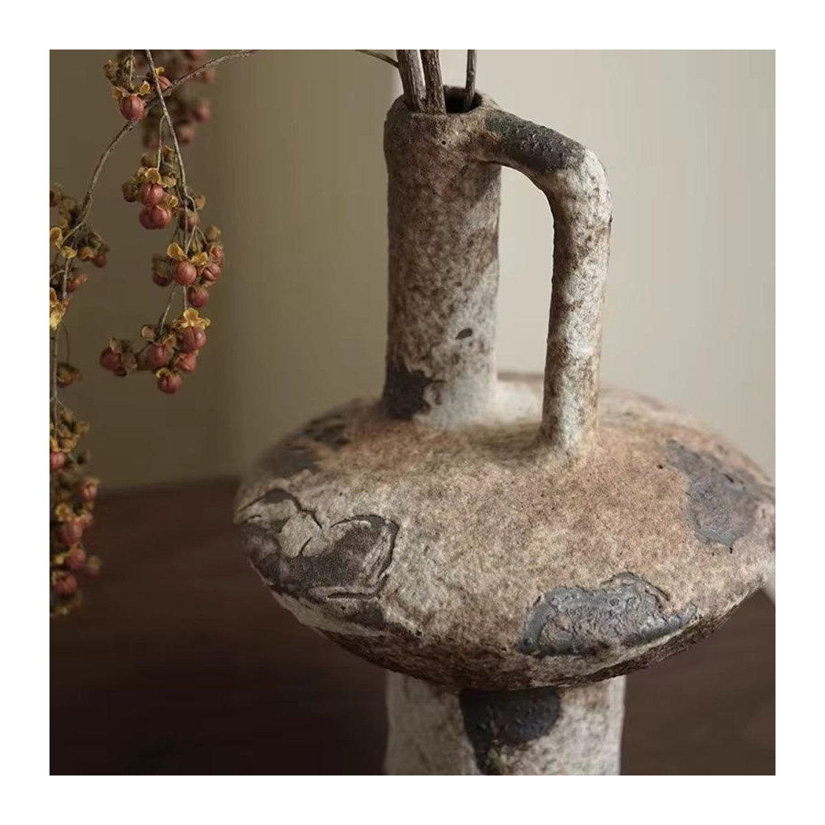 Handgefertigte Keramikvase von LISM in Braun im Wabi-Sabi-Stil für Blumenarrangements und Dekoration - Bild 3