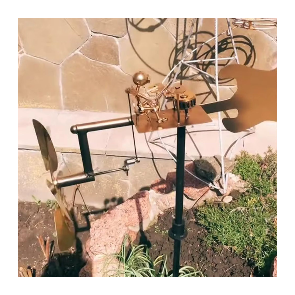 Handgefertigte Metall-Windmühle im Rockband-Design als Gartenwindspiel für Hof, Rasen und Terrasse in Grau und Gold - Bild 2