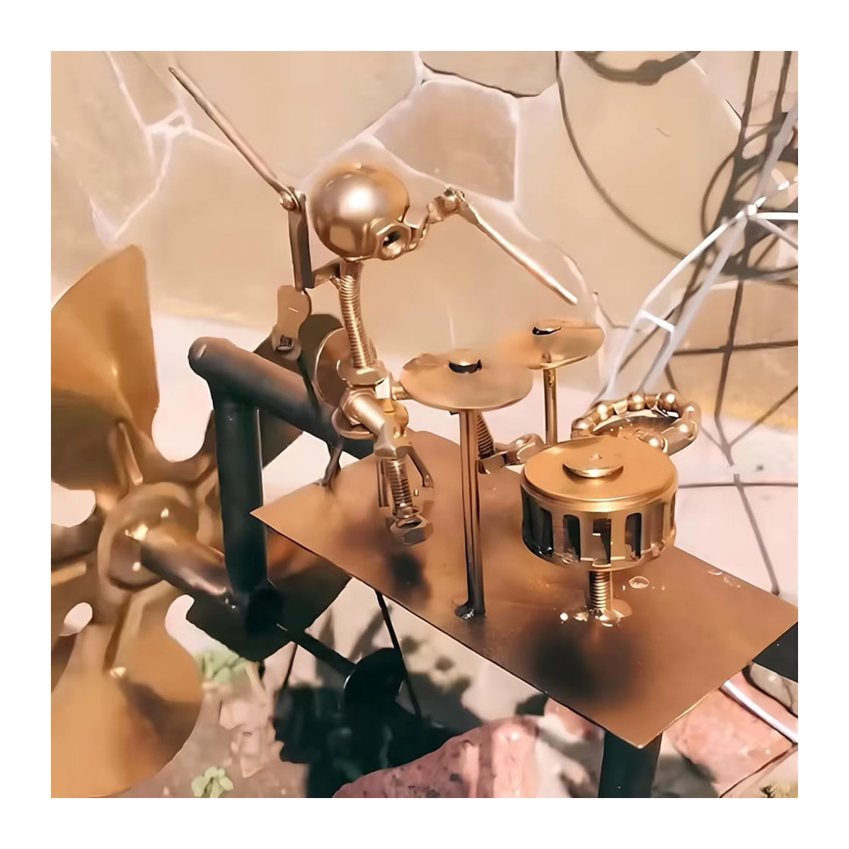 Handgefertigte Metall-Windmühle im Rockband-Design als Gartenwindspiel für Hof, Rasen und Terrasse in Grau und Gold - Bild 5