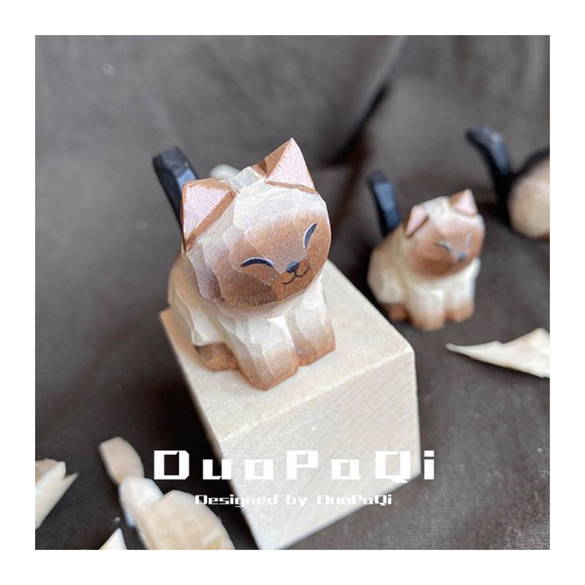 Handgefertigte Mini Holz Katze Ornament von ACRDDK in Braun als dekorative Tischfigur im skandinavischen Stil - Bild 1