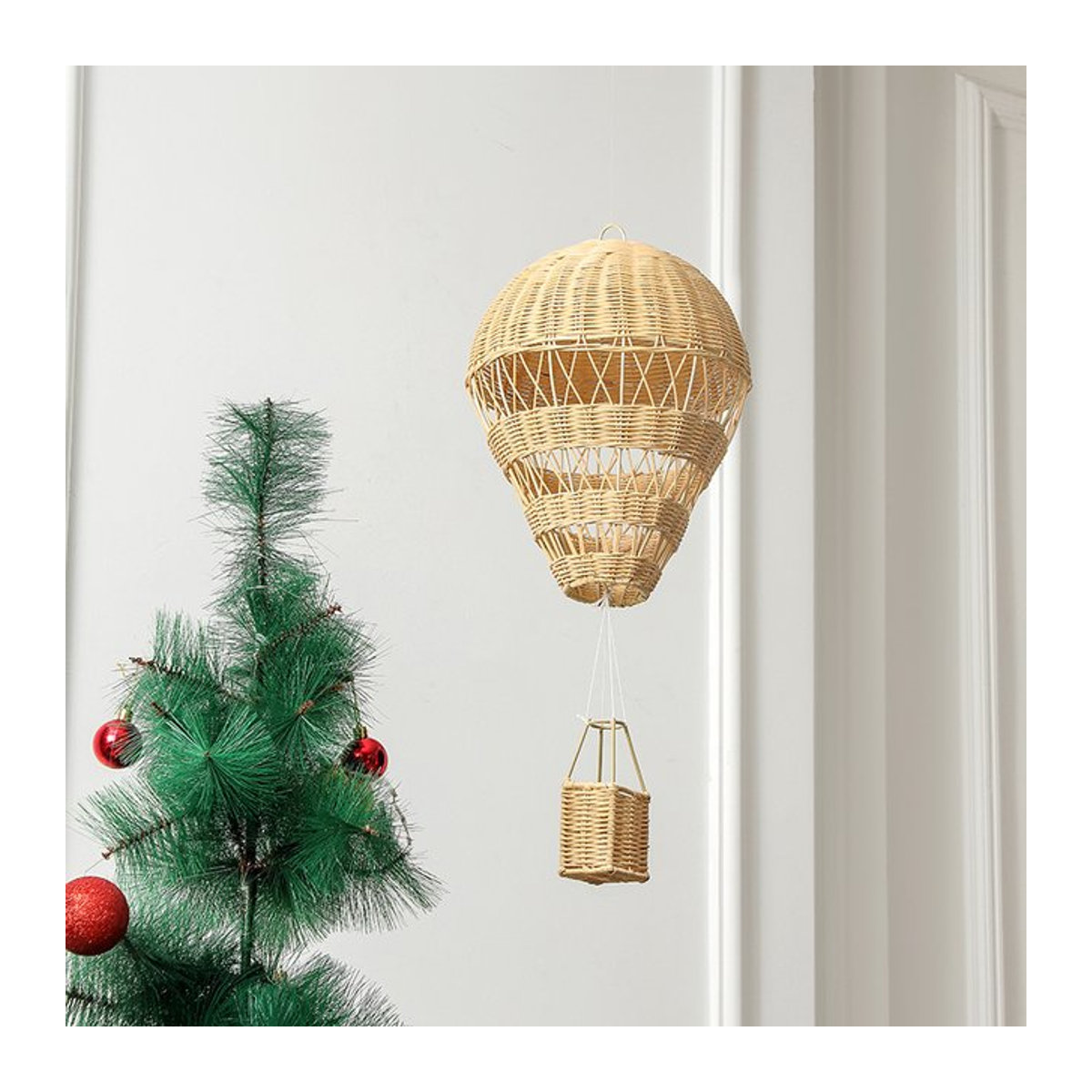Handgefertigte Wanddekoration im Bohemian-Stil mit Heißluftballon-Motiv aus Holz und Rattan in Beige für dein Kinderzimmer - Bild 1