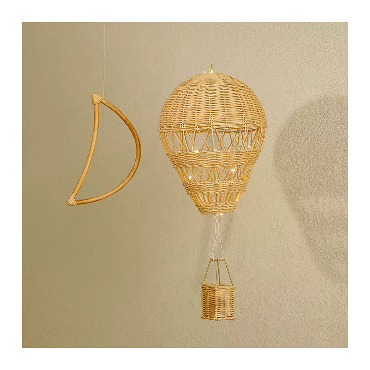Handgefertigte Wanddekoration im Bohemian-Stil mit Heißluftballon-Motiv aus Holz und Rattan in Beige für dein Kinderzimmer - Bild 2