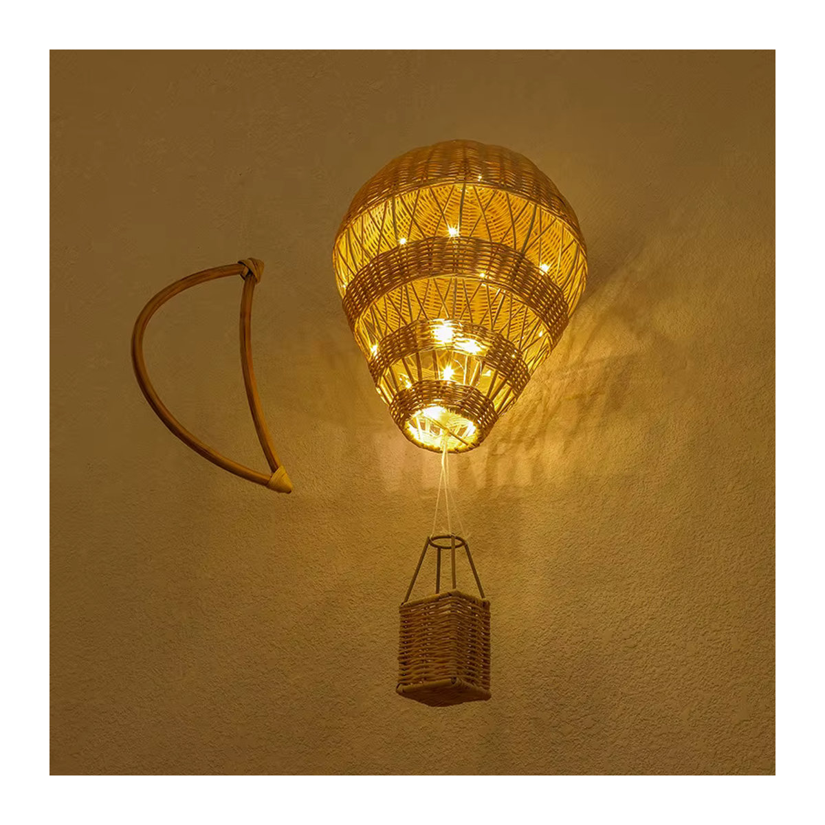Handgefertigte Wanddekoration im Bohemian-Stil mit Heißluftballon-Motiv aus Holz und Rattan in Beige für dein Kinderzimmer - Bild 3