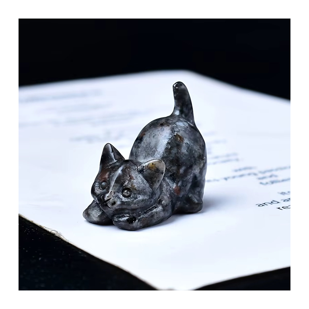 Handgefertigter Bergkristall Worry Stone mit Katzen-Gravur in Schwarz und Grau, Höhe: 8,9 cm - Bild 2