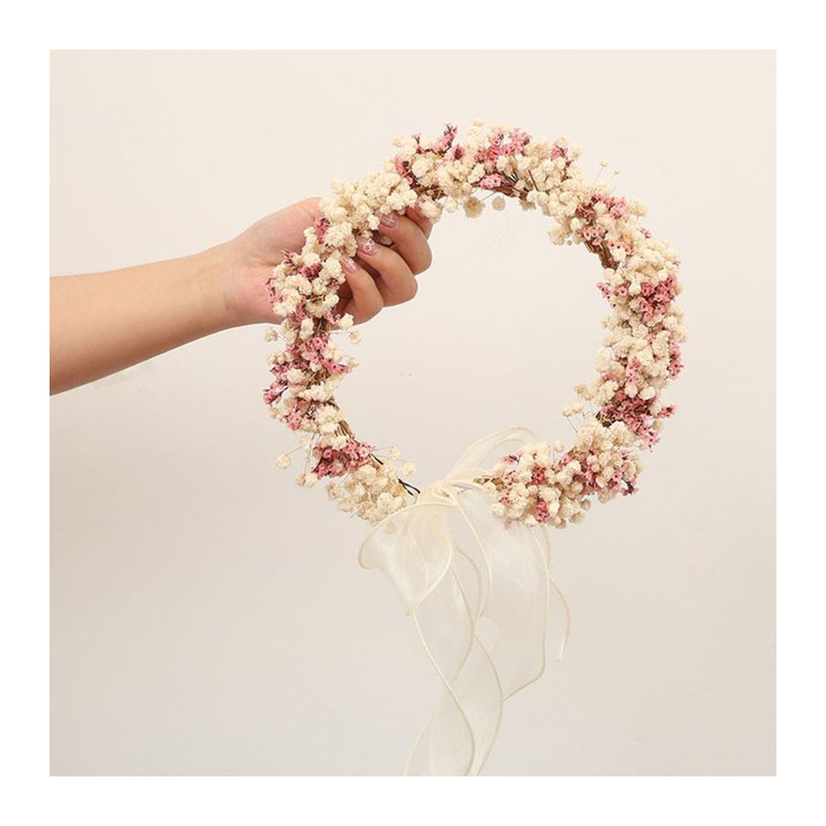 Handgefertigter Blumenkranz aus getrockneter Gypsophila und Kristallgras in Beige und Rosa für Hochzeit und Dekoration - Bild 1