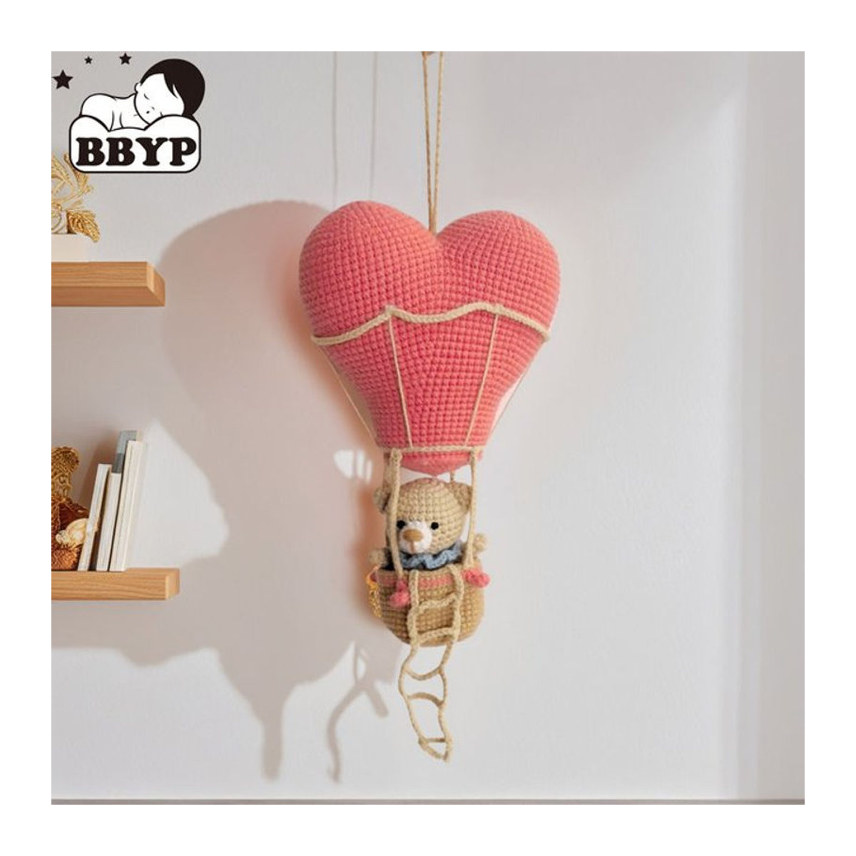 Handgefertigter Häkelbär im Heißluftballon von BBYP als hängende Kinderzimmerdekoration in Rosa - Bild 1